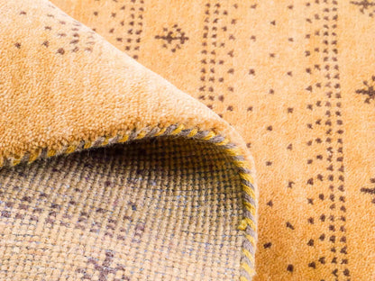 Handgeknüpfter Indo Loribaft Orientteppich von Khademi aus Wolle, gold. Geometrisches Nomaden-Design. Von Hand geknüpft in Indien. Größe: 91x61cm. Teppichnummer: KB4-1744. Verkauf durch Jupiter Intl.