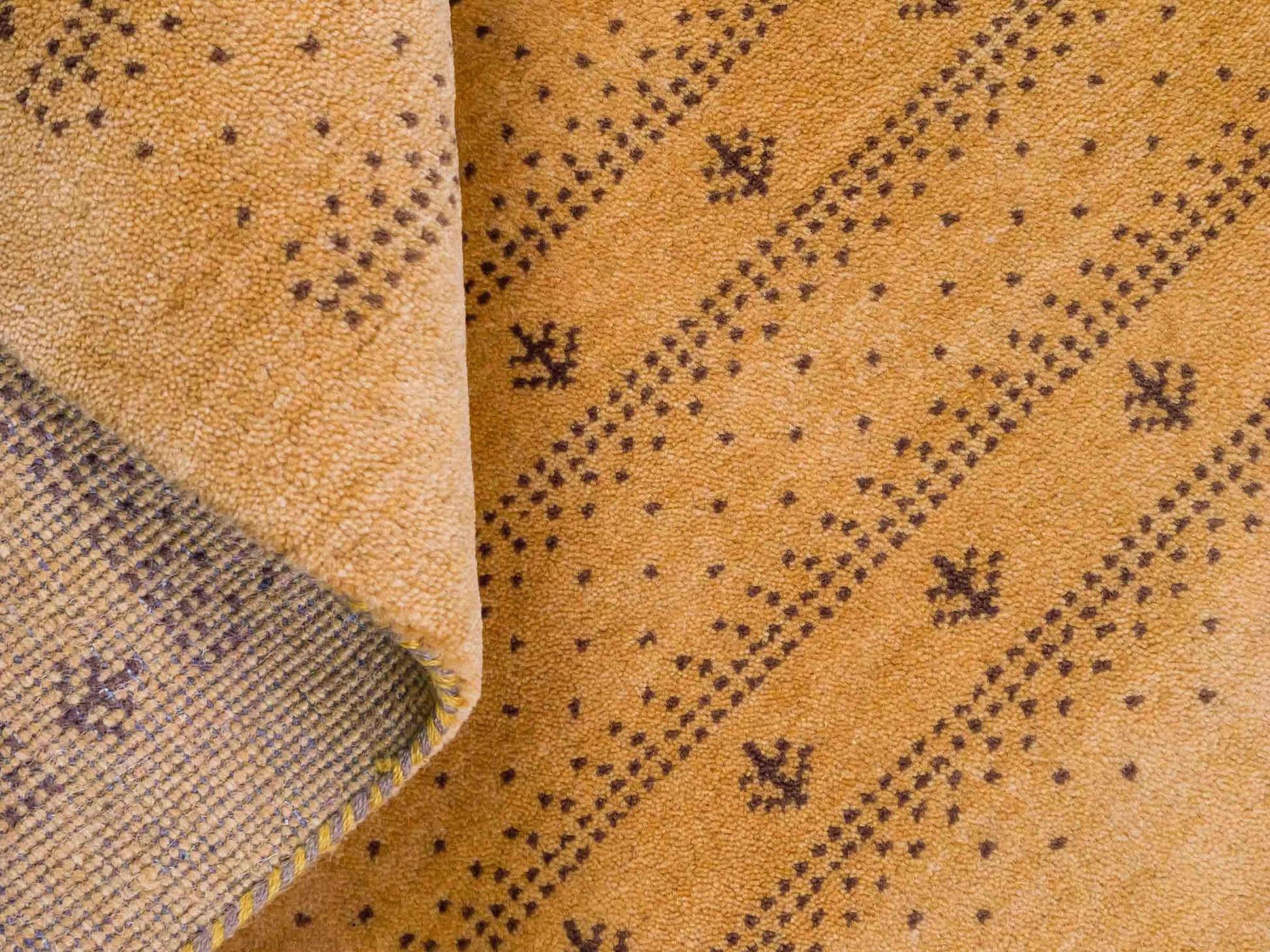 Handgeknüpfter Indo Loribaft Orientteppich von Khademi aus Wolle, gold. Geometrisches Nomaden-Design. Von Hand geknüpft in Indien. Größe: 91x61cm. Teppichnummer: KB4-1744. Verkauf durch Jupiter Intl.