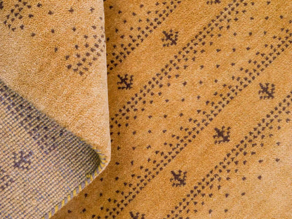 Handgeknüpfter Indo Loribaft Orientteppich von Khademi aus Wolle, gold. Geometrisches Nomaden-Design. Von Hand geknüpft in Indien. Größe: 91x61cm. Teppichnummer: KB4-1744. Verkauf durch Jupiter Intl.