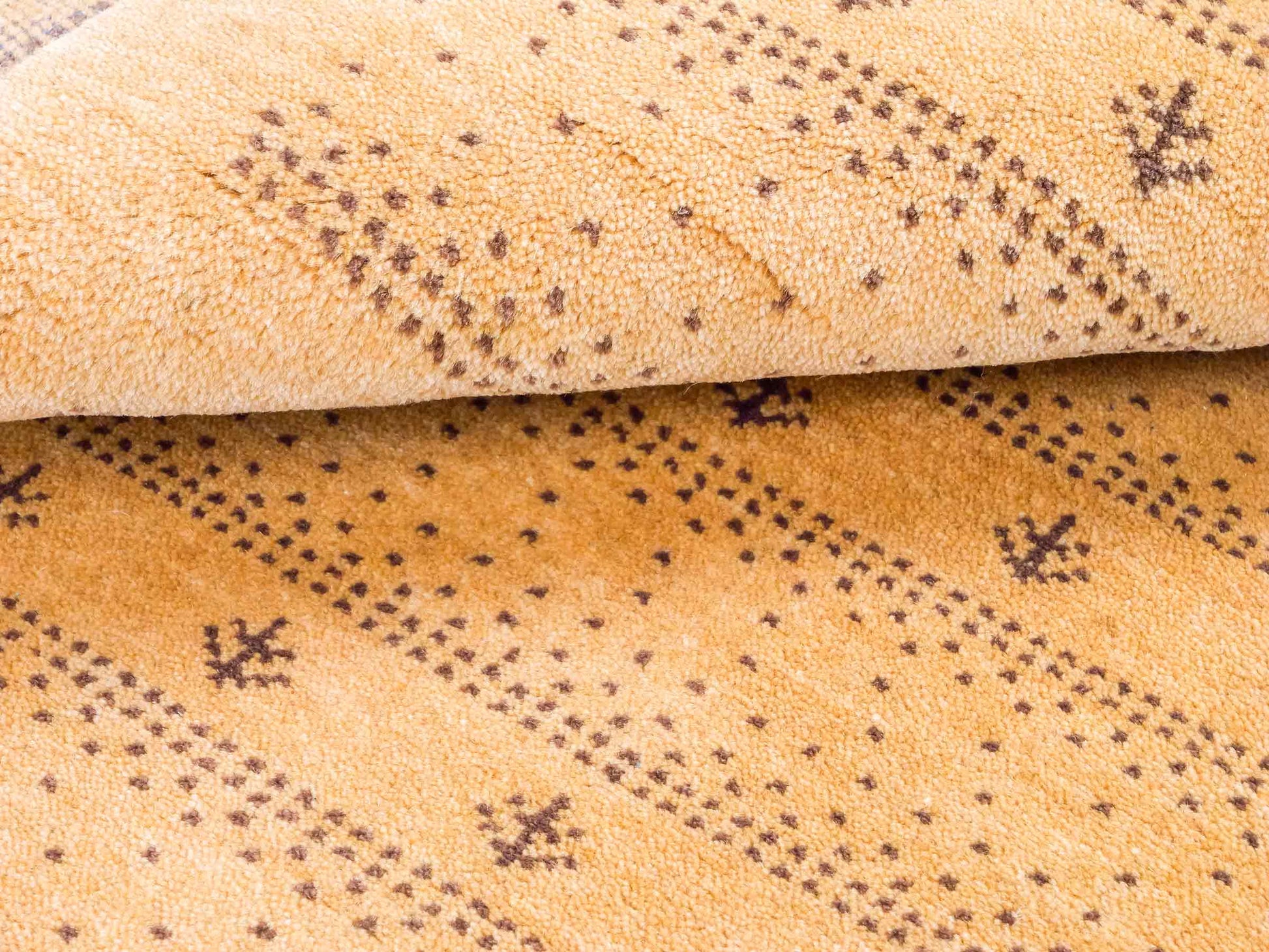 Handgeknüpfter Indo Loribaft Orientteppich von Khademi aus Wolle, gold. Geometrisches Nomaden-Design. Von Hand geknüpft in Indien. Größe: 91x61cm. Teppichnummer: KB4-1744. Verkauf durch Jupiter Intl.