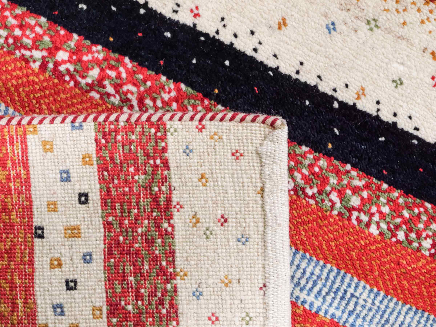 Handgeknüpfter Indo Loribaft Orientteppich von Khademi aus Wolle, cremeweiß, rot. Gestreiftes Nomaden-Design. Von Hand geknüpft in Indien. Größe: 91x62cm. Teppichnummer: KB4-1740. Verkauf durch Jupiter Intl.