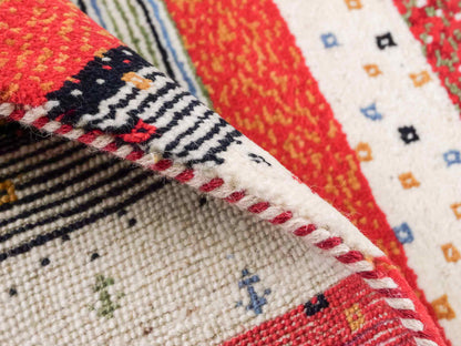 Handgeknüpfter Indo Loribaft Orientteppich von Khademi aus Wolle, cremeweiß, rot. Gestreiftes Nomaden-Design. Von Hand geknüpft in Indien. Größe: 91x62cm. Teppichnummer: KB4-1740. Verkauf durch Jupiter Intl.