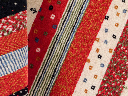 Handgeknüpfter Indo Loribaft Orientteppich von Khademi aus Wolle, cremeweiß, rot. Gestreiftes Nomaden-Design. Von Hand geknüpft in Indien. Größe: 91x62cm. Teppichnummer: KB4-1740. Verkauf durch Jupiter Intl.