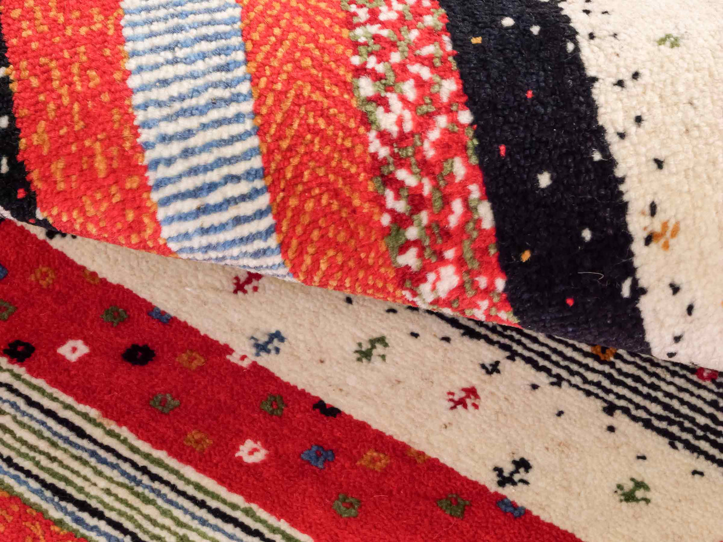 Handgeknüpfter Indo Loribaft Orientteppich von Khademi aus Wolle, cremeweiß, rot. Gestreiftes Nomaden-Design. Von Hand geknüpft in Indien. Größe: 91x62cm. Teppichnummer: KB4-1740. Verkauf durch Jupiter Intl.