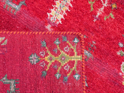 Handgeknüpfter Indo Loribaft Orientteppich von Khademi aus Wolle, rot. Florales Nomaden-Design. Von Hand geknüpft in Indien. Größe: 91x63cm. Teppichnummer: KB4-1747. Verkauf durch Jupiter Intl.