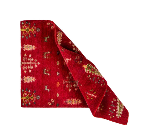 Handgeknüpfter Indo Loribaft Orientteppich von Khademi aus Wolle, rot. Florales Nomaden-Design. Von Hand geknüpft in Indien. Größe: 91x63cm. Teppichnummer: KB4-1747. Verkauf durch Jupiter Intl.
