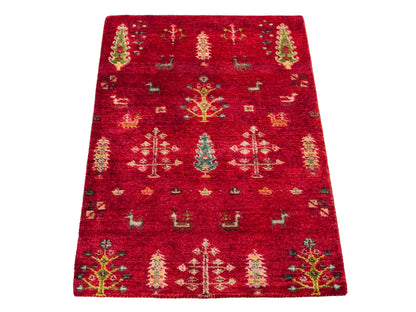 Handgeknüpfter Indo Loribaft Orientteppich von Khademi aus Wolle, rot. Florales Nomaden-Design. Von Hand geknüpft in Indien. Größe: 91x63cm. Teppichnummer: KB4-1747. Verkauf durch Jupiter Intl.