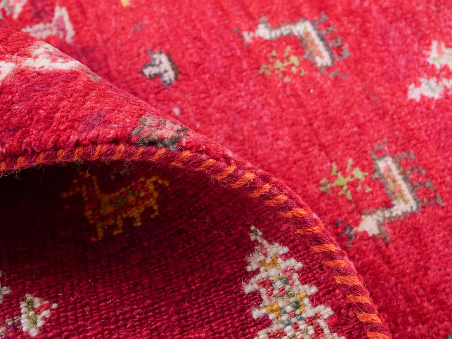 Handgeknüpfter Indo Loribaft Orientteppich von Khademi aus Wolle, rot. Florales Nomaden-Design. Von Hand geknüpft in Indien. Größe: 91x63cm. Teppichnummer: KB4-1747. Verkauf durch Jupiter Intl.