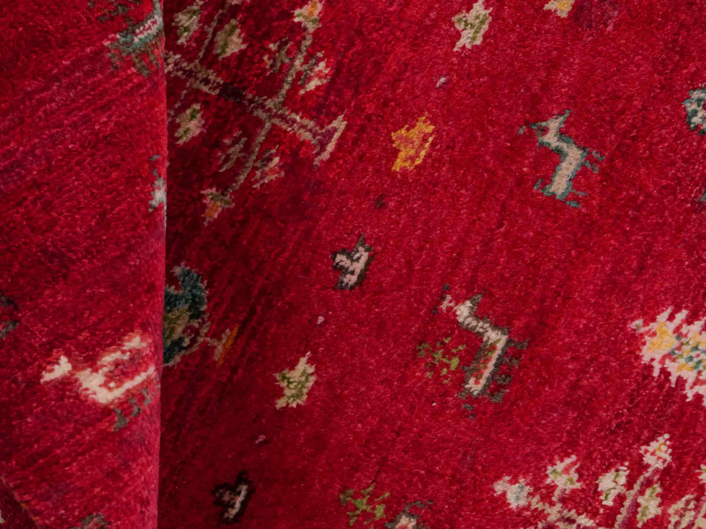 Handgeknüpfter Indo Loribaft Orientteppich von Khademi aus Wolle, rot. Florales Nomaden-Design. Von Hand geknüpft in Indien. Größe: 91x63cm. Teppichnummer: KB4-1747. Verkauf durch Jupiter Intl.