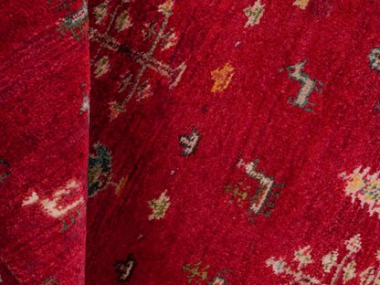 Handgeknüpfter Indo Loribaft Orientteppich von Khademi aus Wolle, rot. Florales Nomaden-Design. Von Hand geknüpft in Indien. Größe: 91x63cm. Teppichnummer: KB4-1747. Verkauf durch Jupiter Intl.