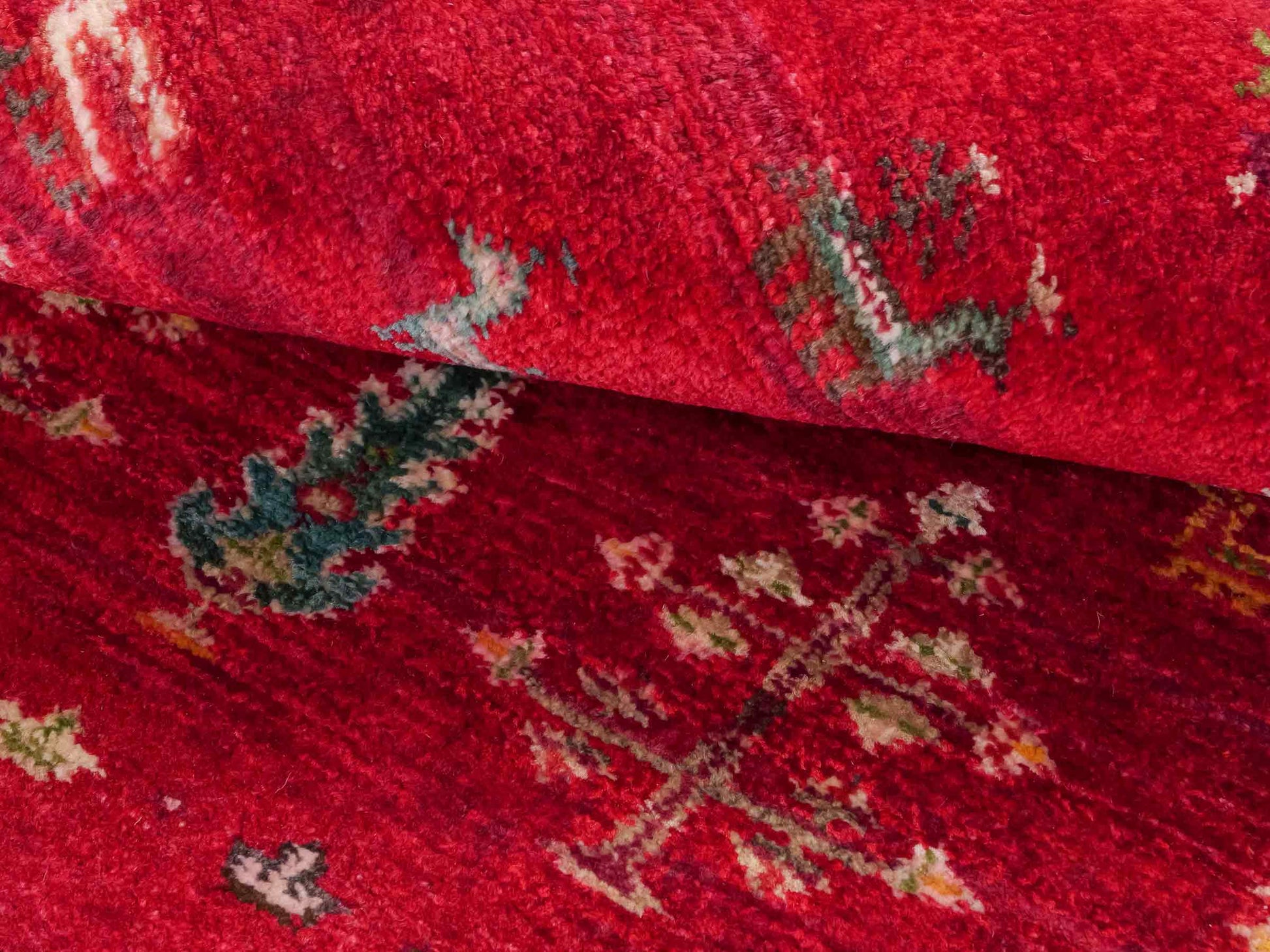 Handgeknüpfter Indo Loribaft Orientteppich von Khademi aus Wolle, rot. Florales Nomaden-Design. Von Hand geknüpft in Indien. Größe: 91x63cm. Teppichnummer: KB4-1747. Verkauf durch Jupiter Intl.