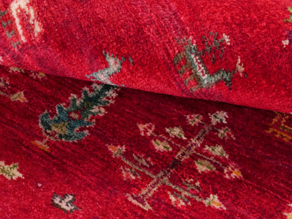 Handgeknüpfter Indo Loribaft Orientteppich von Khademi aus Wolle, rot. Florales Nomaden-Design. Von Hand geknüpft in Indien. Größe: 91x63cm. Teppichnummer: KB4-1747. Verkauf durch Jupiter Intl.