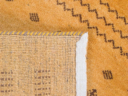 Handgeknüpfter Indo Loribaft Orientteppich von Khademi aus Wolle, gold. Geometrisches Nomaden-Design. Von Hand geknüpft in Indien. Größe: 92x59cm. Teppichnummer: KB4-1734. Verkauf durch Jupiter Intl.