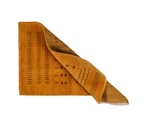 Handgeknüpfter Indo Loribaft Orientteppich von Khademi aus Wolle, gold. Geometrisches Nomaden-Design. Von Hand geknüpft in Indien. Größe: 92x59cm. Teppichnummer: KB4-1734. Verkauf durch Jupiter Intl.