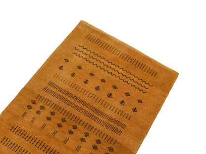 Handgeknüpfter Indo Loribaft Orientteppich von Khademi aus Wolle, gold. Geometrisches Nomaden-Design. Von Hand geknüpft in Indien. Größe: 92x59cm. Teppichnummer: KB4-1734. Verkauf durch Jupiter Intl.