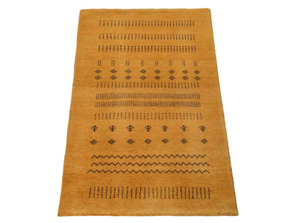 Handgeknüpfter Indo Loribaft Orientteppich von Khademi aus Wolle, gold. Geometrisches Nomaden-Design. Von Hand geknüpft in Indien. Größe: 92x59cm. Teppichnummer: KB4-1734. Verkauf durch Jupiter Intl.