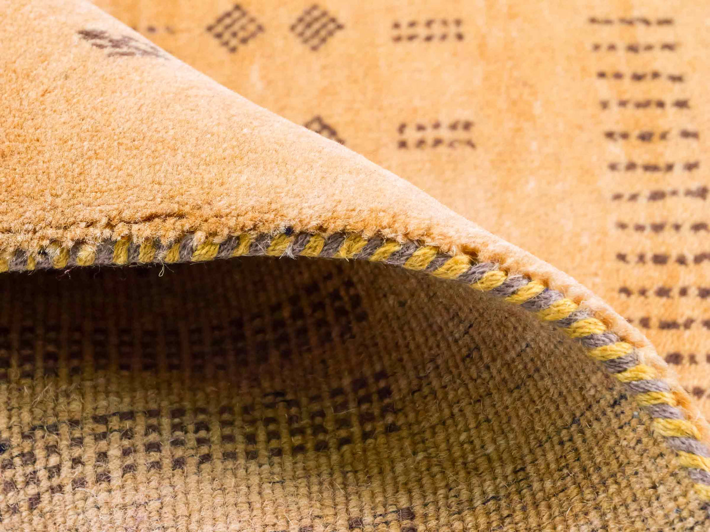 Handgeknüpfter Indo Loribaft Orientteppich von Khademi aus Wolle, gold. Geometrisches Nomaden-Design. Von Hand geknüpft in Indien. Größe: 92x59cm. Teppichnummer: KB4-1734. Verkauf durch Jupiter Intl.