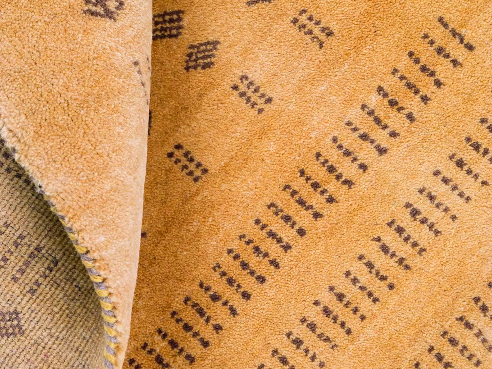 Handgeknüpfter Indo Loribaft Orientteppich von Khademi aus Wolle, gold. Geometrisches Nomaden-Design. Von Hand geknüpft in Indien. Größe: 92x59cm. Teppichnummer: KB4-1734. Verkauf durch Jupiter Intl.