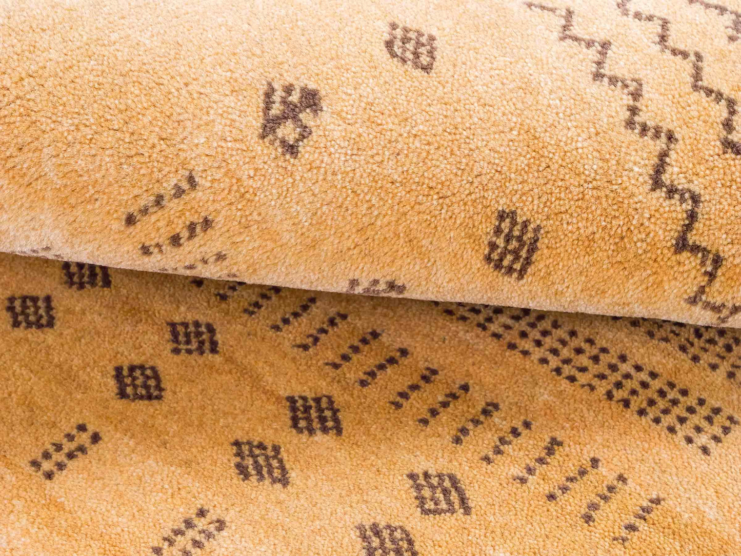 Handgeknüpfter Indo Loribaft Orientteppich von Khademi aus Wolle, gold. Geometrisches Nomaden-Design. Von Hand geknüpft in Indien. Größe: 92x59cm. Teppichnummer: KB4-1734. Verkauf durch Jupiter Intl.