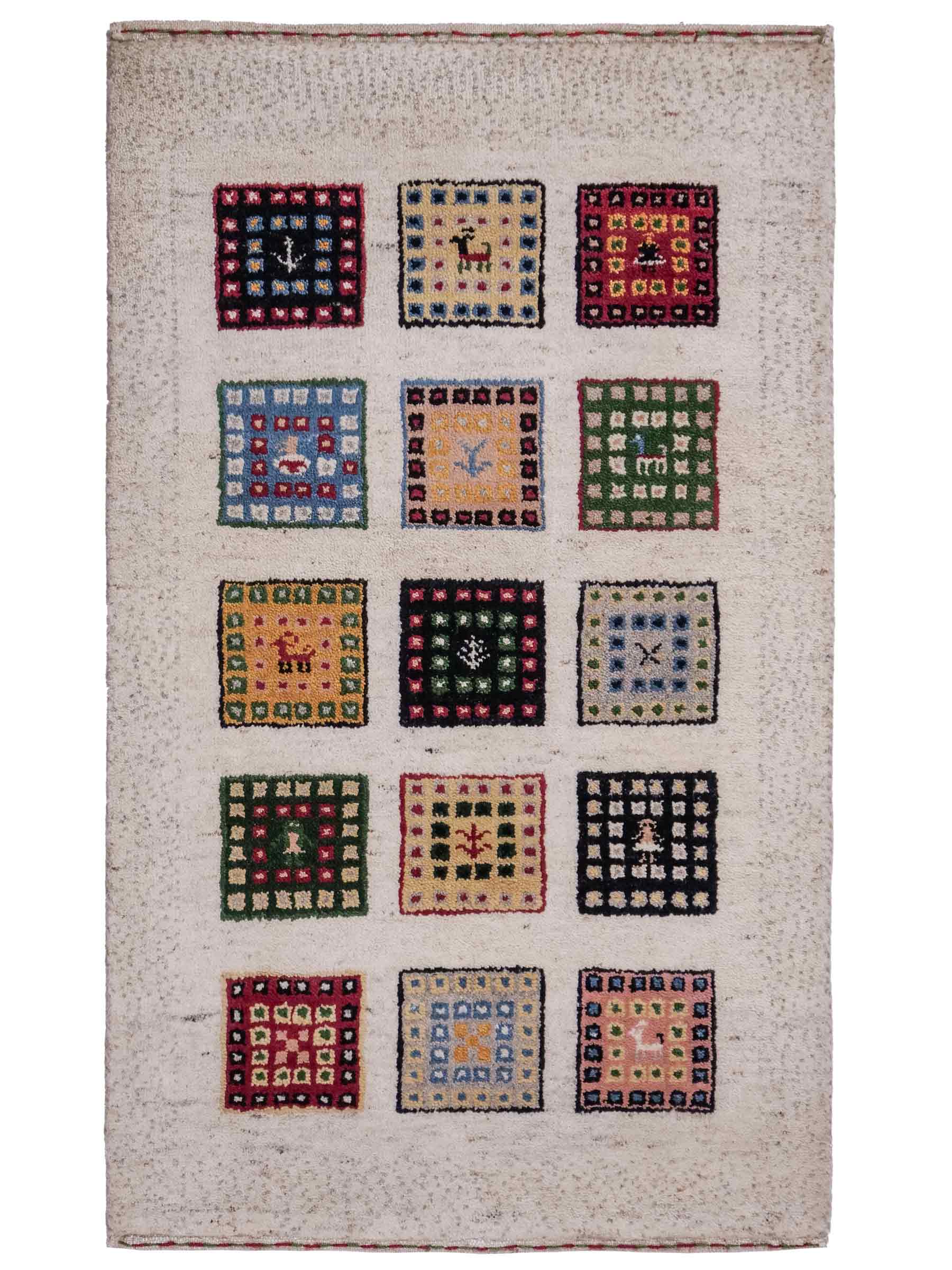 Handgeknüpfter Indo Loribaft Orientteppich von Khademi aus Wolle, cremeweiß, mehrfarbig. Geometrisches Nomaden-Feldmuster. Von Hand geknüpft in Indien. Größe: 92x60cm. Teppichnummer: KB4-1725. Verkauf durch Jupiter Intl.