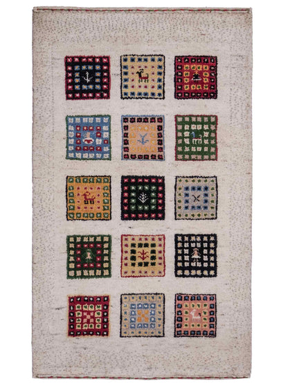 Handgeknüpfter Indo Loribaft Orientteppich von Khademi aus Wolle, cremeweiß, mehrfarbig. Geometrisches Nomaden-Feldmuster. Von Hand geknüpft in Indien. Größe: 92x60cm. Teppichnummer: KB4-1725. Verkauf durch Jupiter Intl.