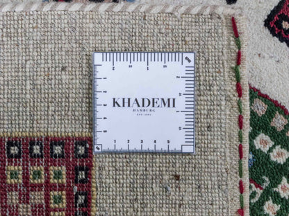 Handgeknüpfter Indo Loribaft Orientteppich von Khademi aus Wolle, cremeweiß, mehrfarbig. Geometrisches Nomaden-Feldmuster. Von Hand geknüpft in Indien. Größe: 92x60cm. Teppichnummer: KB4-1725. Verkauf durch Jupiter Intl.