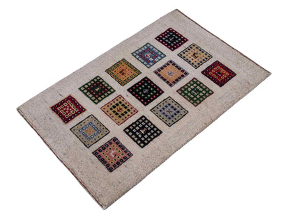 Handgeknüpfter Indo Loribaft Orientteppich von Khademi aus Wolle, cremeweiß, mehrfarbig. Geometrisches Nomaden-Feldmuster. Von Hand geknüpft in Indien. Größe: 92x60cm. Teppichnummer: KB4-1725. Verkauf durch Jupiter Intl.