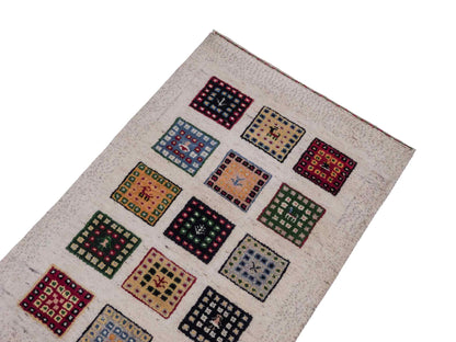 Handgeknüpfter Indo Loribaft Orientteppich von Khademi aus Wolle, cremeweiß, mehrfarbig. Geometrisches Nomaden-Feldmuster. Von Hand geknüpft in Indien. Größe: 92x60cm. Teppichnummer: KB4-1725. Verkauf durch Jupiter Intl.