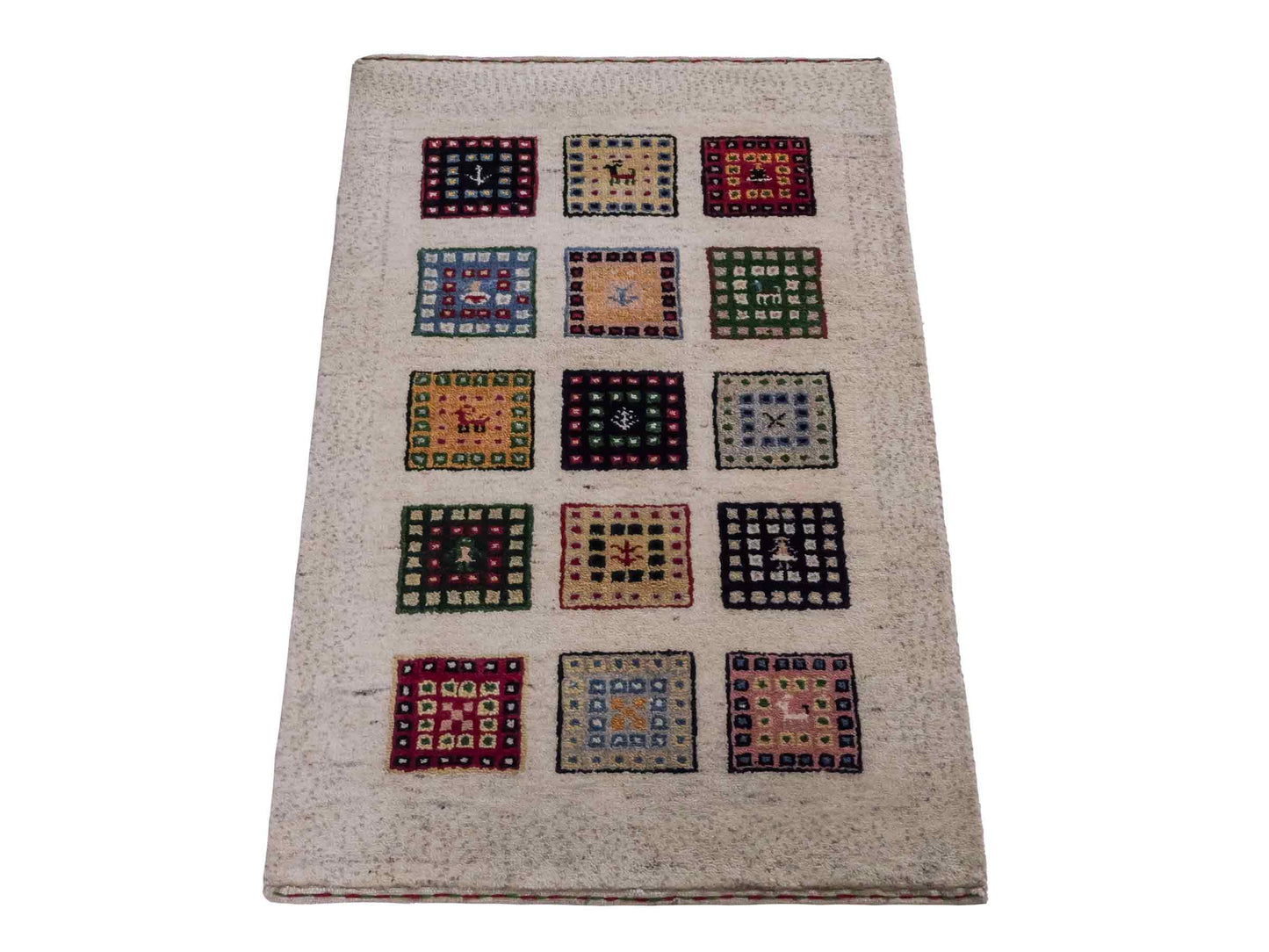 Handgeknüpfter Indo Loribaft Orientteppich von Khademi aus Wolle, cremeweiß, mehrfarbig. Geometrisches Nomaden-Feldmuster. Von Hand geknüpft in Indien. Größe: 92x60cm. Teppichnummer: KB4-1725. Verkauf durch Jupiter Intl.