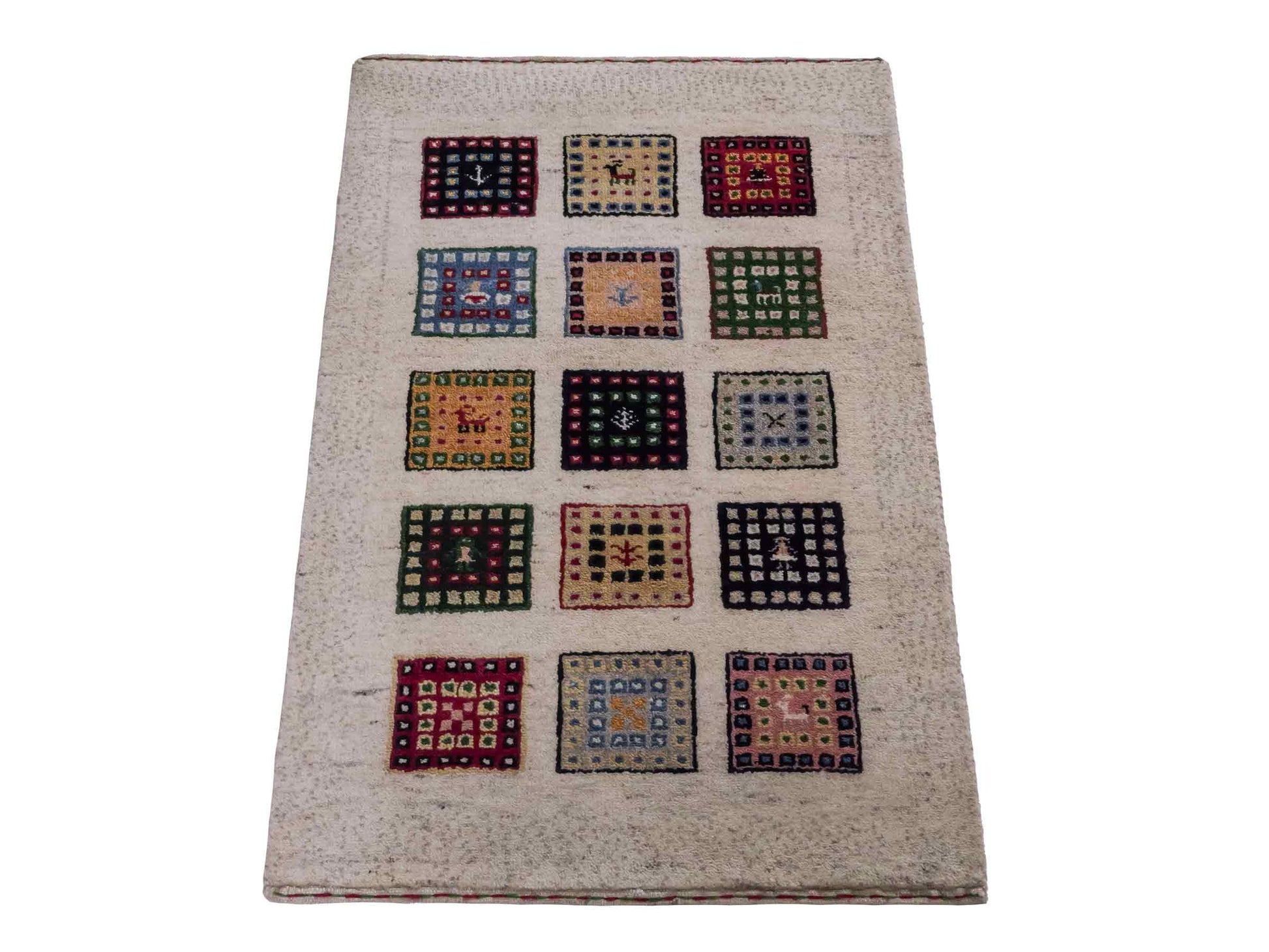 Handgeknüpfter Indo Loribaft Orientteppich von Khademi aus Wolle, cremeweiß, mehrfarbig. Geometrisches Nomaden-Feldmuster. Von Hand geknüpft in Indien. Größe: 92x60cm. Teppichnummer: KB4-1725. Verkauf durch Jupiter Intl.