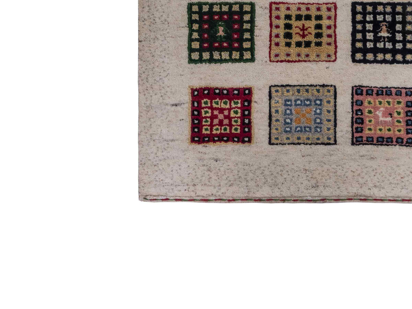 Handgeknüpfter Indo Loribaft Orientteppich von Khademi aus Wolle, cremeweiß, mehrfarbig. Geometrisches Nomaden-Feldmuster. Von Hand geknüpft in Indien. Größe: 92x60cm. Teppichnummer: KB4-1725. Verkauf durch Jupiter Intl.