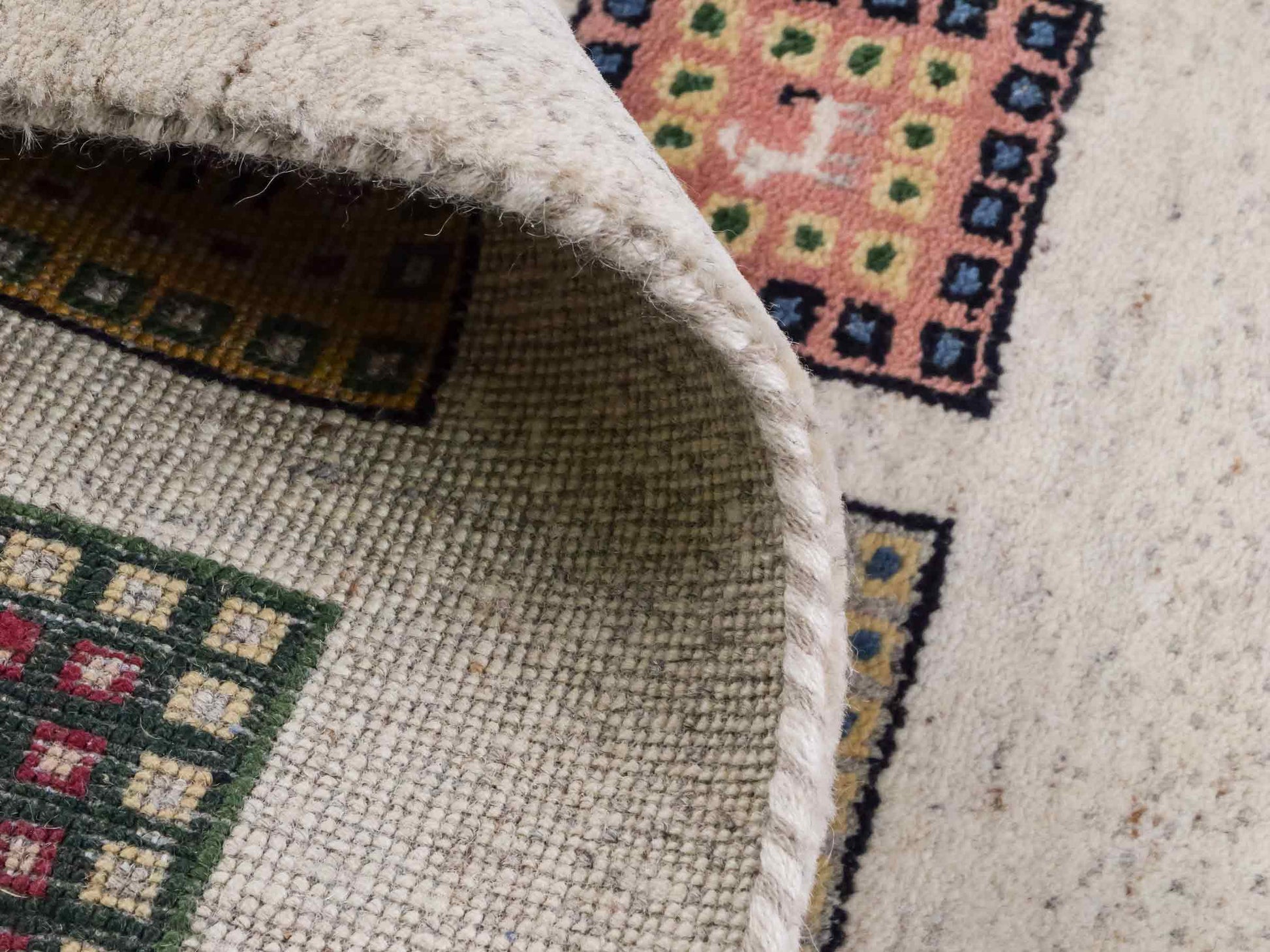 Handgeknüpfter Indo Loribaft Orientteppich von Khademi aus Wolle, cremeweiß, mehrfarbig. Geometrisches Nomaden-Feldmuster. Von Hand geknüpft in Indien. Größe: 92x60cm. Teppichnummer: KB4-1725. Verkauf durch Jupiter Intl.