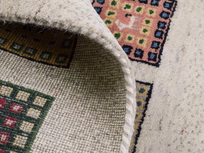 Handgeknüpfter Indo Loribaft Orientteppich von Khademi aus Wolle, cremeweiß, mehrfarbig. Geometrisches Nomaden-Feldmuster. Von Hand geknüpft in Indien. Größe: 92x60cm. Teppichnummer: KB4-1725. Verkauf durch Jupiter Intl.