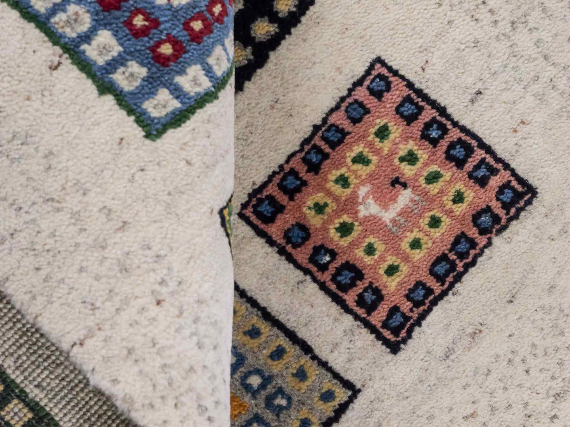 Handgeknüpfter Indo Loribaft Orientteppich von Khademi aus Wolle, cremeweiß, mehrfarbig. Geometrisches Nomaden-Feldmuster. Von Hand geknüpft in Indien. Größe: 92x60cm. Teppichnummer: KB4-1725. Verkauf durch Jupiter Intl.