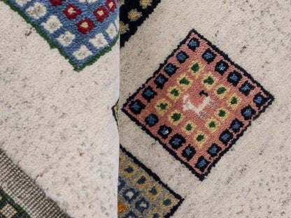 Handgeknüpfter Indo Loribaft Orientteppich von Khademi aus Wolle, cremeweiß, mehrfarbig. Geometrisches Nomaden-Feldmuster. Von Hand geknüpft in Indien. Größe: 92x60cm. Teppichnummer: KB4-1725. Verkauf durch Jupiter Intl.