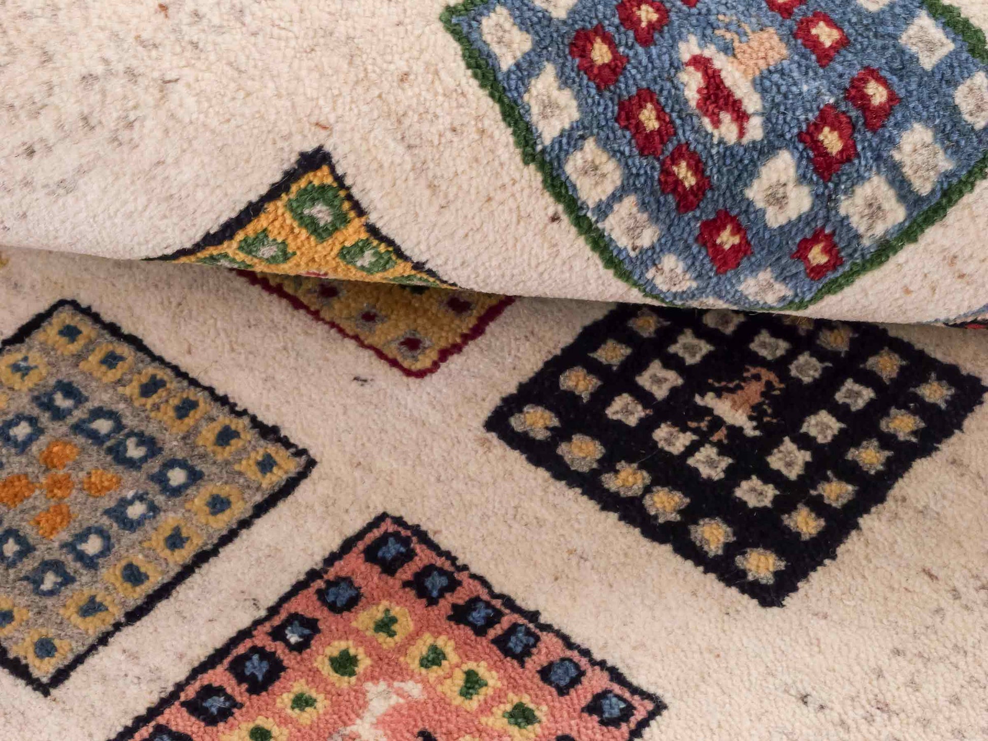 Handgeknüpfter Indo Loribaft Orientteppich von Khademi aus Wolle, cremeweiß, mehrfarbig. Geometrisches Nomaden-Feldmuster. Von Hand geknüpft in Indien. Größe: 92x60cm. Teppichnummer: KB4-1725. Verkauf durch Jupiter Intl.