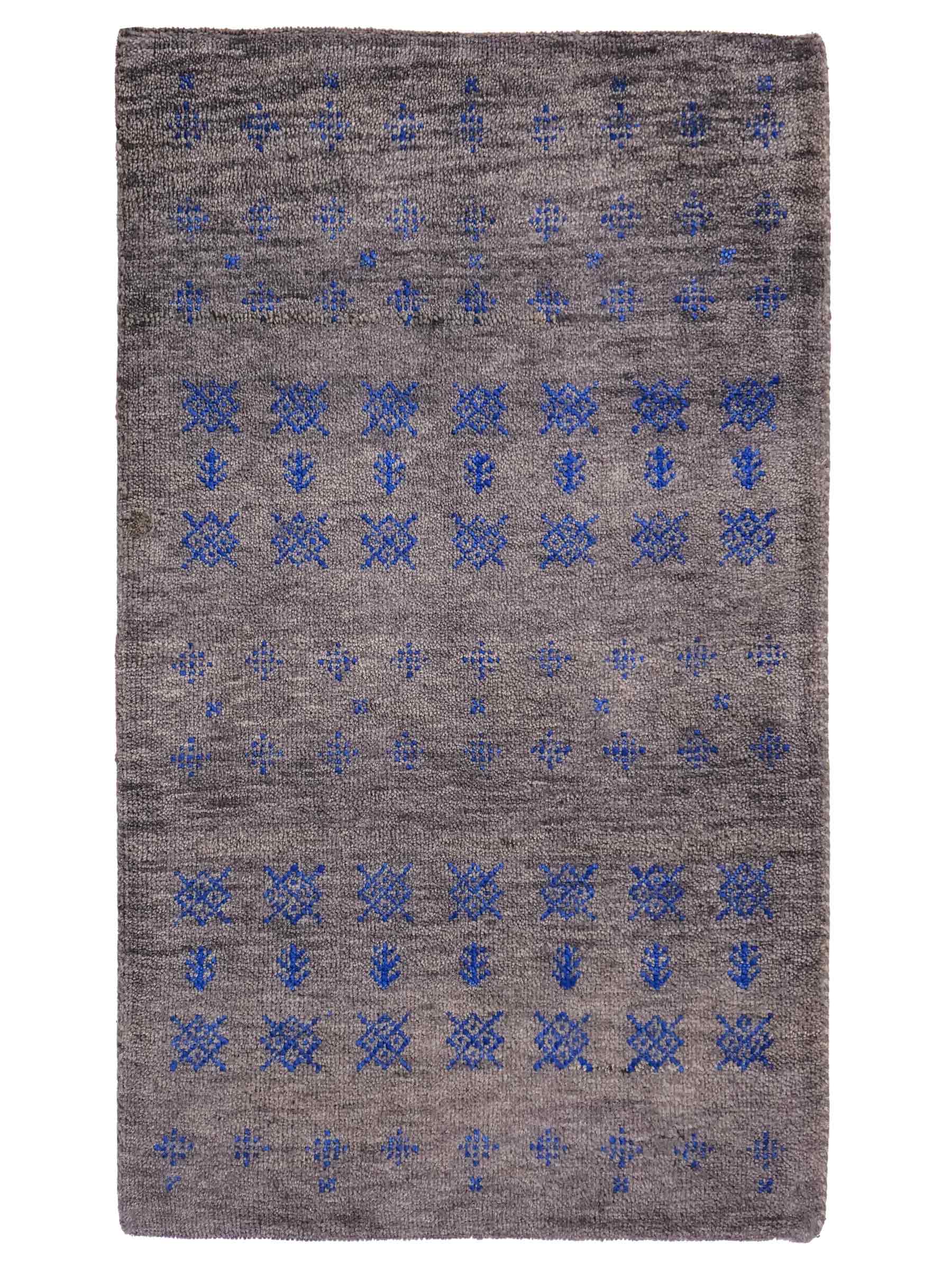Handgeknüpfter Indo Loribaft Orientteppich von Khademi aus Wolle, grau. Geometrisches Nomaden-Design. Von Hand geknüpft in Indien. Größe: 92x61cm. Teppichnummer: KB4-1728. Verkauf durch Jupiter Intl.