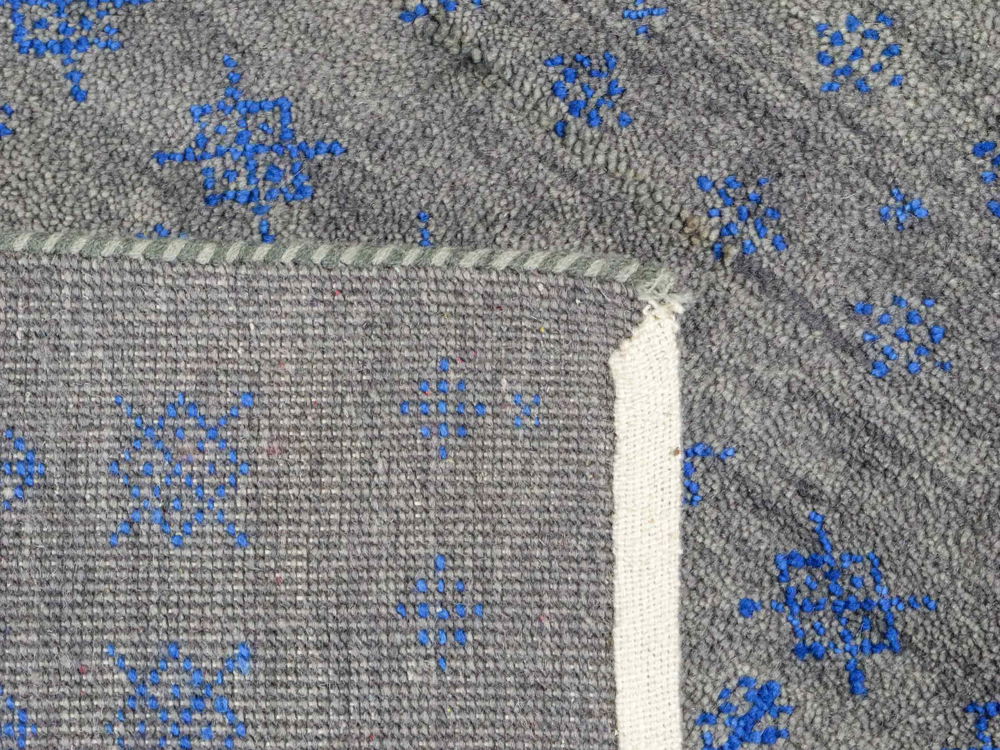 Handgeknüpfter Indo Loribaft Orientteppich von Khademi aus Wolle, grau. Geometrisches Nomaden-Design. Von Hand geknüpft in Indien. Größe: 92x61cm. Teppichnummer: KB4-1728. Verkauf durch Jupiter Intl.