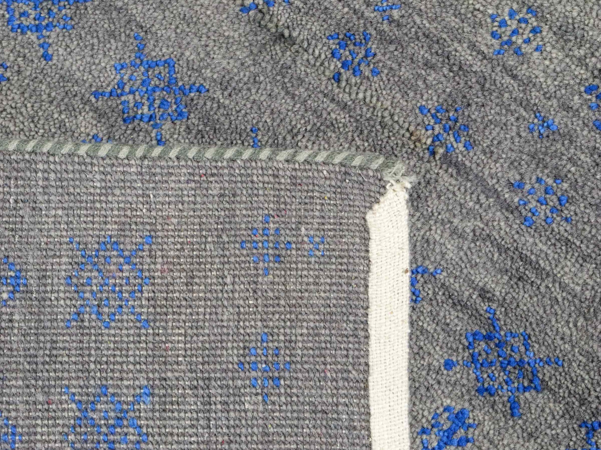 Handgeknüpfter Indo Loribaft Orientteppich von Khademi aus Wolle, grau. Geometrisches Nomaden-Design. Von Hand geknüpft in Indien. Größe: 92x61cm. Teppichnummer: KB4-1728. Verkauf durch Jupiter Intl.