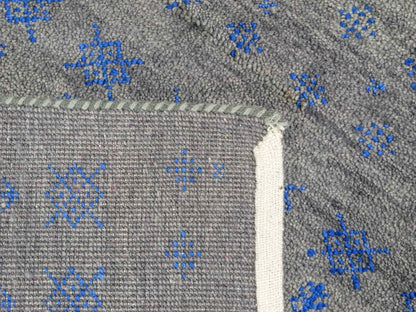 Handgeknüpfter Indo Loribaft Orientteppich von Khademi aus Wolle, grau. Geometrisches Nomaden-Design. Von Hand geknüpft in Indien. Größe: 92x61cm. Teppichnummer: KB4-1728. Verkauf durch Jupiter Intl.