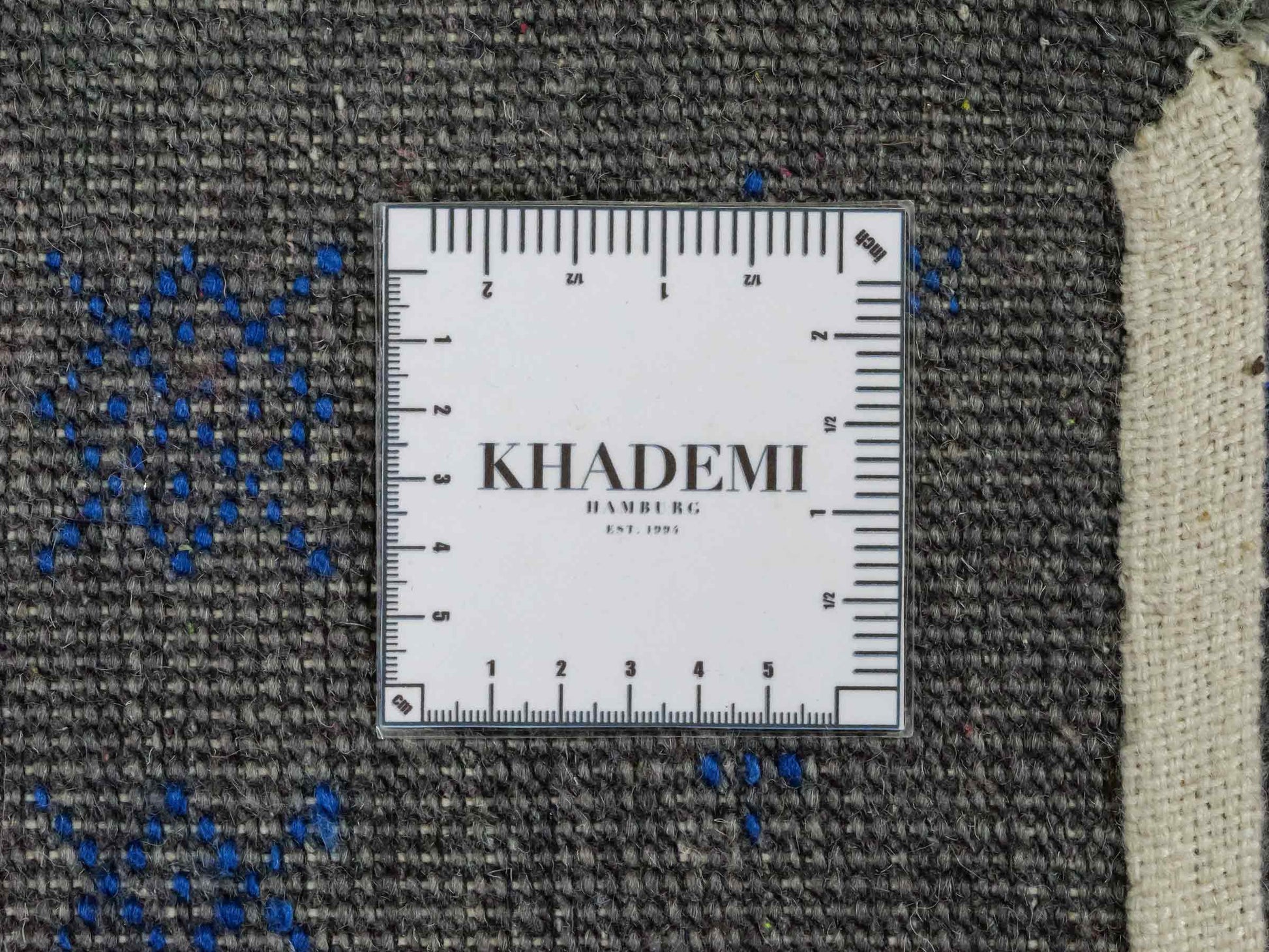 Handgeknüpfter Indo Loribaft Orientteppich von Khademi aus Wolle, grau. Geometrisches Nomaden-Design. Von Hand geknüpft in Indien. Größe: 92x61cm. Teppichnummer: KB4-1728. Verkauf durch Jupiter Intl.