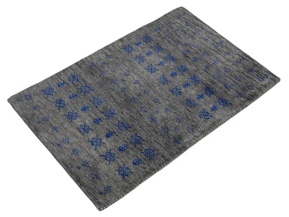 Handgeknüpfter Indo Loribaft Orientteppich von Khademi aus Wolle, grau. Geometrisches Nomaden-Design. Von Hand geknüpft in Indien. Größe: 92x61cm. Teppichnummer: KB4-1728. Verkauf durch Jupiter Intl.