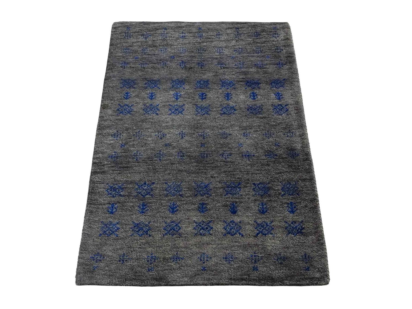 Handgeknüpfter Indo Loribaft Orientteppich von Khademi aus Wolle, grau. Geometrisches Nomaden-Design. Von Hand geknüpft in Indien. Größe: 92x61cm. Teppichnummer: KB4-1728. Verkauf durch Jupiter Intl.