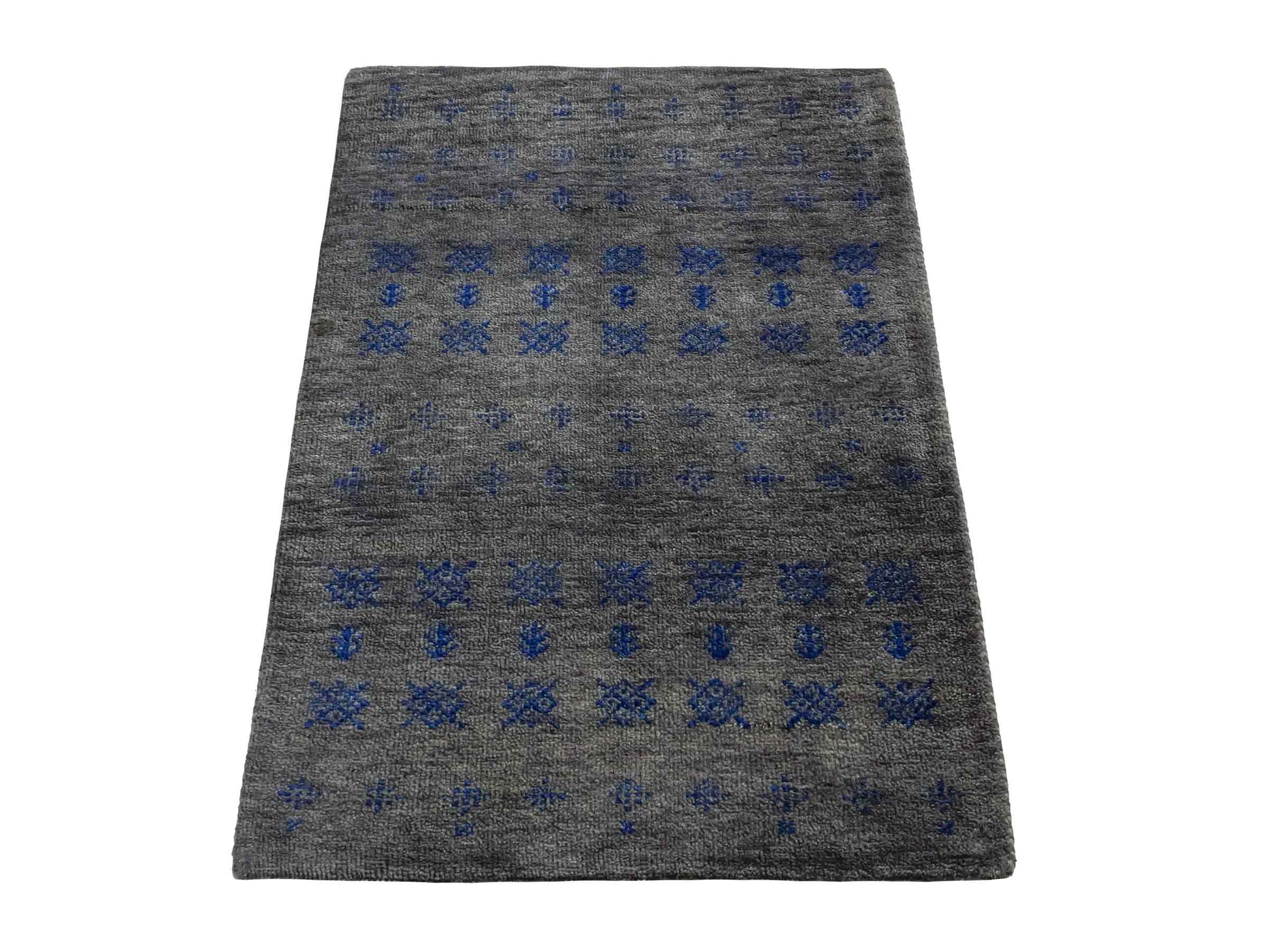 Handgeknüpfter Indo Loribaft Orientteppich von Khademi aus Wolle, grau. Geometrisches Nomaden-Design. Von Hand geknüpft in Indien. Größe: 92x61cm. Teppichnummer: KB4-1728. Verkauf durch Jupiter Intl.