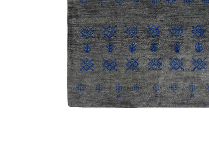 Handgeknüpfter Indo Loribaft Orientteppich von Khademi aus Wolle, grau. Geometrisches Nomaden-Design. Von Hand geknüpft in Indien. Größe: 92x61cm. Teppichnummer: KB4-1728. Verkauf durch Jupiter Intl.