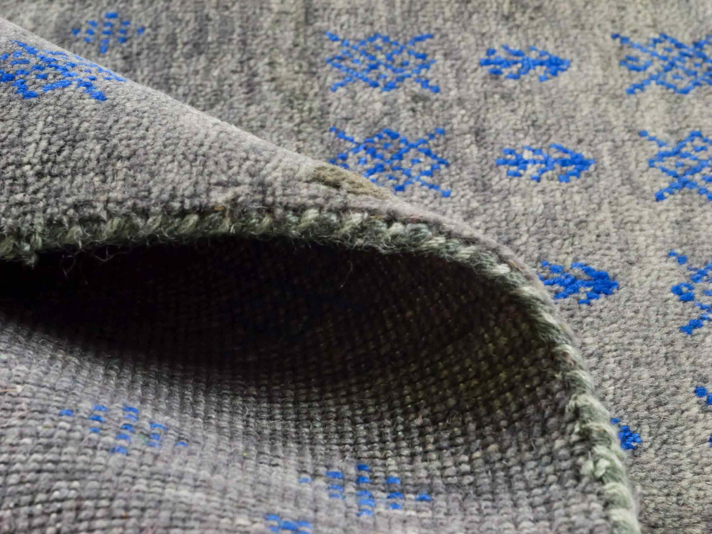 Handgeknüpfter Indo Loribaft Orientteppich von Khademi aus Wolle, grau. Geometrisches Nomaden-Design. Von Hand geknüpft in Indien. Größe: 92x61cm. Teppichnummer: KB4-1728. Verkauf durch Jupiter Intl.