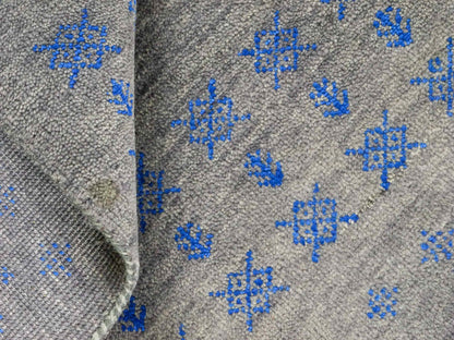 Handgeknüpfter Indo Loribaft Orientteppich von Khademi aus Wolle, grau. Geometrisches Nomaden-Design. Von Hand geknüpft in Indien. Größe: 92x61cm. Teppichnummer: KB4-1728. Verkauf durch Jupiter Intl.