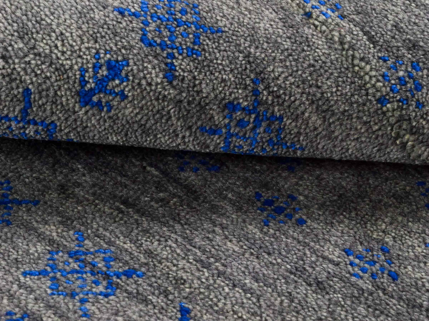 Handgeknüpfter Indo Loribaft Orientteppich von Khademi aus Wolle, grau. Geometrisches Nomaden-Design. Von Hand geknüpft in Indien. Größe: 92x61cm. Teppichnummer: KB4-1728. Verkauf durch Jupiter Intl.