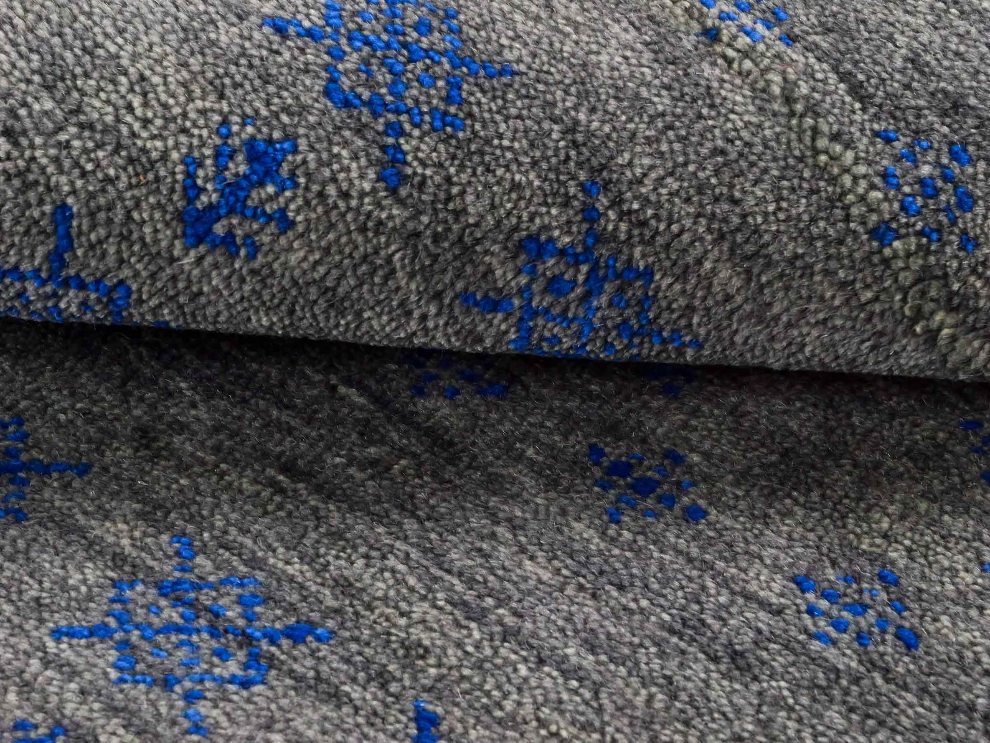 Handgeknüpfter Indo Loribaft Orientteppich von Khademi aus Wolle, grau. Geometrisches Nomaden-Design. Von Hand geknüpft in Indien. Größe: 92x61cm. Teppichnummer: KB4-1728. Verkauf durch Jupiter Intl.