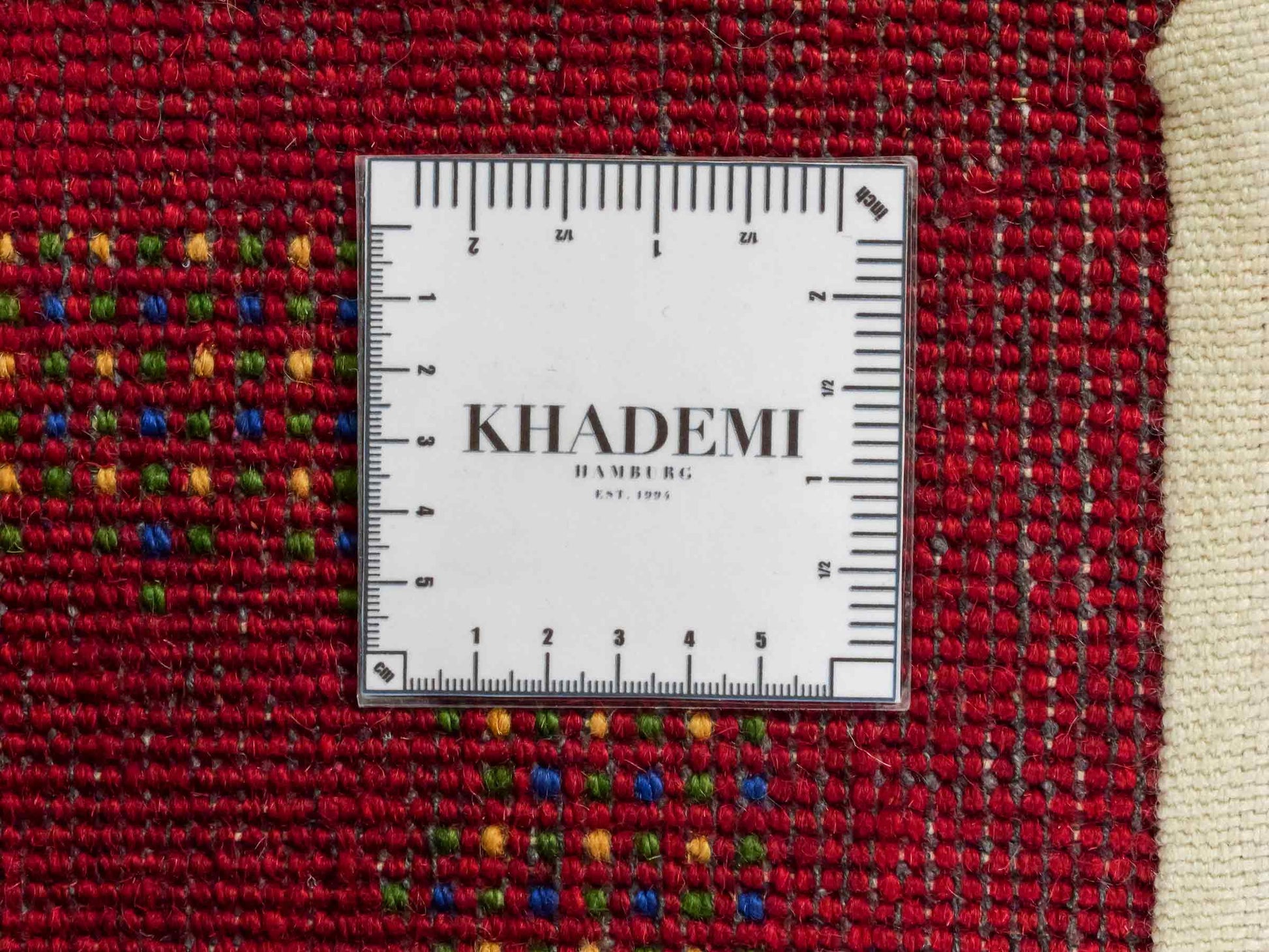 Handgeknüpfter Indo Loribaft Orientteppich von Khademi aus Wolle, rot. Geometrisches Nomaden-Design. Von Hand geknüpft in Indien. Größe: 92x62cm. Teppichnummer: KB4-1729. Verkauf durch Jupiter Intl.